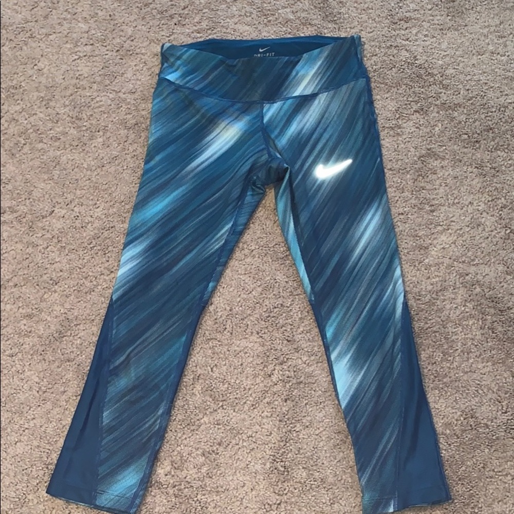 ❤️‍🔥 Nike blue patterned Capri leggings